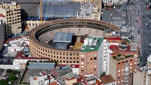 Valencia İspanya 'daki Plaza De Toros. Fütürist Gökdelen şehir merkezinin üzerinde yükseliyor. Şehir merkezindeki iş dünyası. İş geçmişleri ünlüdür. Valencia İspanya.