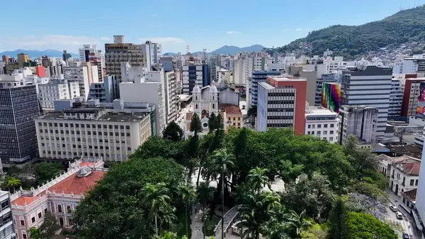 Florianopolis 'teki Katolik Kilisesi Santa Catarina Brezilya. Skyline 'a hükmeden kilise binasının havadan görünüşü. İnşaat Manzarası Panoramik Şehir Görünümü Meşgul. Panoramik Şehir Görünümü.