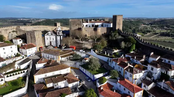Obidos Leiria Portekiz 'de Obidos Skyline. Şehir merkezindeki Landmark Ortaçağ binasının havadan görünüşü. Altyapı Skyline Gökdelenleri çarpıcı. Altyapı Mimarlık Şirketi.