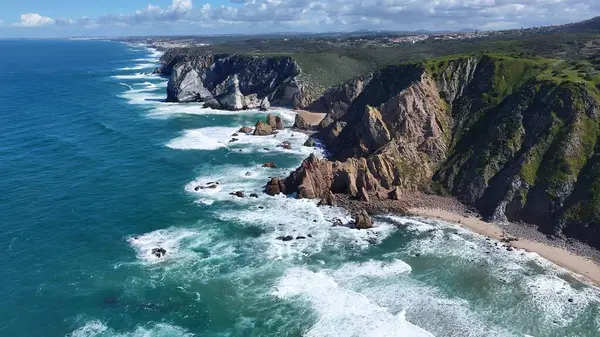 Sintra Lizbon Bölgesi Portekiz 'deki Roca Cape Cliffs. Kristal berrak sularla sersemletici sahilin havadan görünüşü. Cennet Adası Manzarası Minnettar Güzel. Yaz Zamanı Minnettar Kıyı.