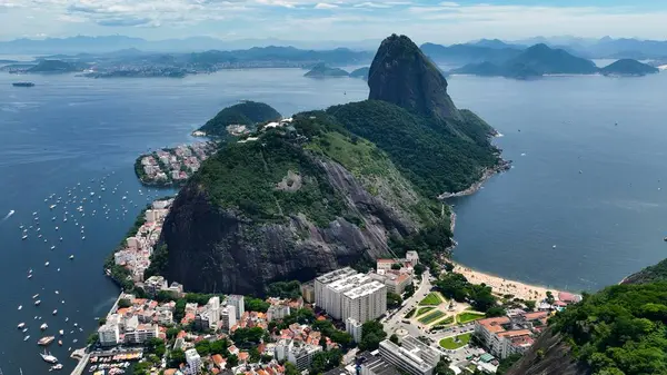 Rodrigo de Freitas 'taki Reidential Buildings Rio de Janeiro Brazil' de. Gökdelenleri Şehir Merkezi Şehir Yaşamını Yansıtıyor. Şehir Gökyüzü Bulutları Şehir Arkaplanı.