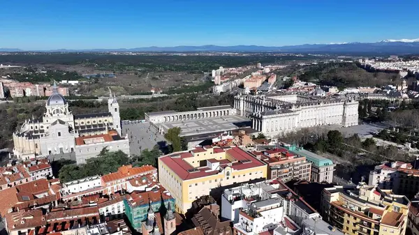 Madrid 'deki Madrid Kraliyet Sarayı. Şehir Skyline Modern ve Geleneksel Mimariyi Gösteriyor. Şehir Gökyüzü Bulutları Şehir Arkaplanı. Şehir merkezinde geniş bir altyapı var. Madrid İspanya.