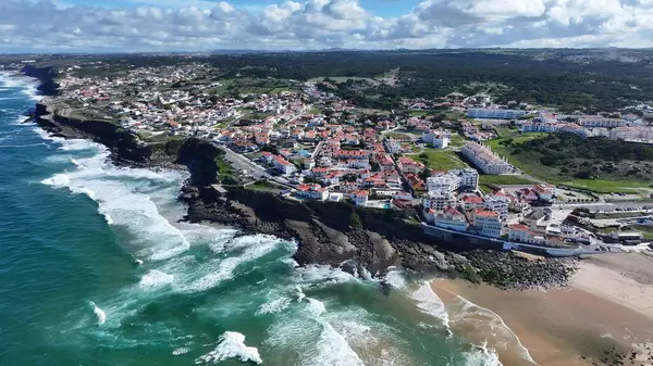 Lizbon 'un Sintra bölgesindeki sahil köyü. Büyüleyici Tropikal Sahne Sahnesi Yukarıdan Görünüyor. Cennet Peyzajı Gezgin Şehveti. Cennet Sahili. Lizbon Sintra Bölgesi.