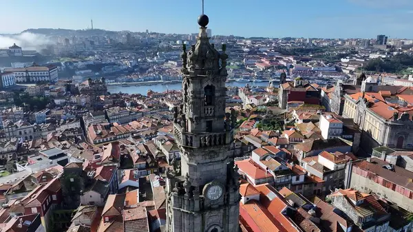 Porto Portekiz 'deki Clerigos Kulesi. Göz kamaştırıcı Barok Kilisesi manzarayla çelişiyor. İş Bulutları Gökyüzü Şehir Merkezi. İş dünyası geniş çaplı. Porto Portekiz.