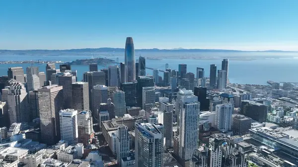 San Francisco 'daki Coast City, Amerika Birleşik Devletleri. İnanılmaz Skysraper 'lar ve caddedeki trafik yukarıdan izleniyor. Altyapı Skyline Panoramic City View Awesome. Altyapı Şehir Manzarası.