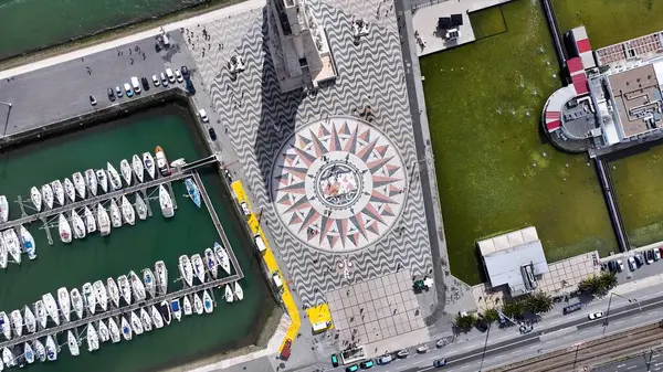 Lizbon 'daki Keşifler Anıtı. Kuşlar, sokaklar ve binalarla çarpıcı şehir manzarasına bakıyor. Şehir merkezindeki İş Gökyüzü Arkaplanı. Şehir merkezindeki panoramik işleri. Lizbon Portekiz.