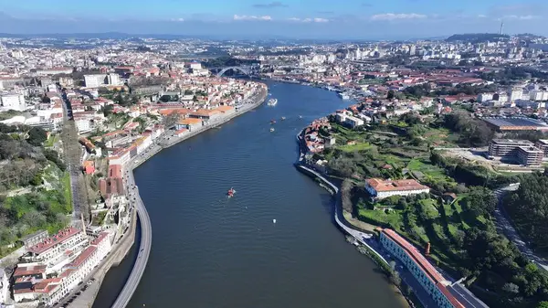 Porto Portekiz 'de Porto Skyline. Yüksek katlı binaların ve şehir yaşamını gösteren trafik gösterilerinin havadan görüntüsü. İş Bulutları Gökyüzü Şehir Merkezi. Özgeçmişleri meşhurdur. Porto Portekiz.
