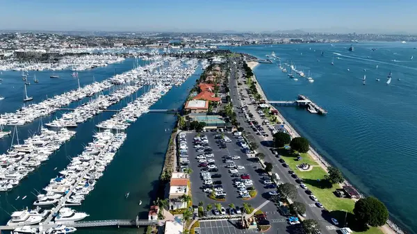 San Diego, Kaliforniya 'daki Shelter Adası. Yaz tatilinde harika bir sahil manzarası olan kuş bakışı. Sahil Gökyüzü Sahil Kıyısı Yaz Zamanı. Deniz kenarındaki panoramik. San Diego California.