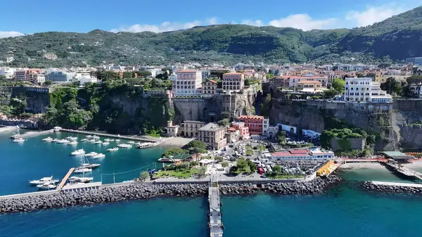 Napoli Campania İtalya 'sında Sorrento Skyline. Yukarıdan canlı bir şehrin telaş ve koşuşturmasını yakalamak. Shore Clouds Plaj Denizi. Shore Beach Sahili Sahil Hattı. Napoli Campania.