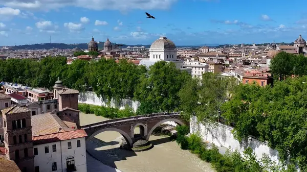 Roma 'da gökyüzü Lazio İtalya' da. İnanılmaz Skysraper 'lar ve caddedeki trafik yukarıdan izleniyor. Şehir merkezinde Gökyüzü Bulutları. Şehir merkezinin dışında. Ünlü. Roma Lazio.