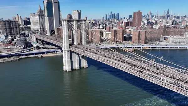 Manhattan 'daki Brooklyn Köprüsü New York Birleşik Devletleri. Trafik sıkışıklığı olan otoyol kavşağı. Şehir merkezindeki İş Gökyüzü Arkaplanı. Şehir merkezindeki panoramik işleri. Manhattan New York.
