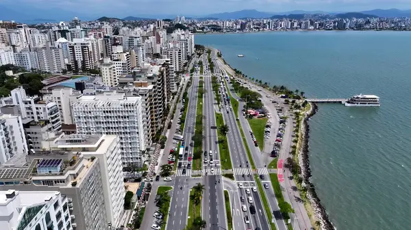 Florianopolis 'teki Florianopolis Skyline, Santa Catarina Brezilya. Meşhur bir yoldaki araçların güçlü manzarası. Metropolitan Peyzaj Ticari Binası Çarpıcı. Metropolitan Atılgan Kasabası.