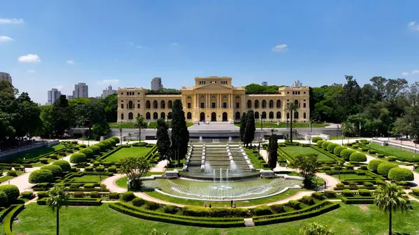 Ipiranga Park Sao Paulo Brezilya 'daki Bağımsızlık Müzesi. Şehrin çarpıcı ikonik eğlence parkının kuş bakışı görüntüsü. Endüstriyel Peyzaj Ticari Binası Güzel.