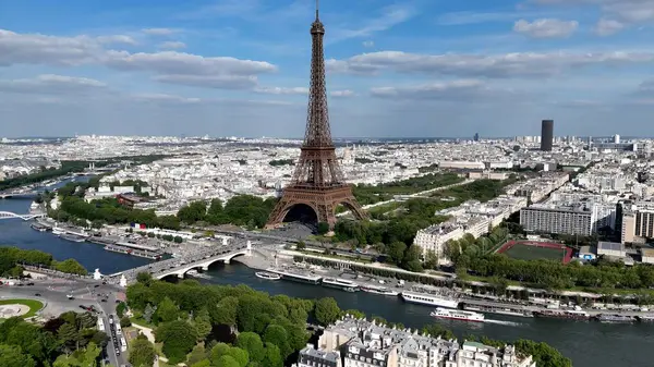 Paris 'teki Paris Skyline Fransa Adası' nda. Fransa 'nın başkentindeki Seine Nehri' nin nefes kesici manzarası. Şehir merkezindeki iş dünyası. İş geçmişleri ünlüdür. Paris Fransa Adası.