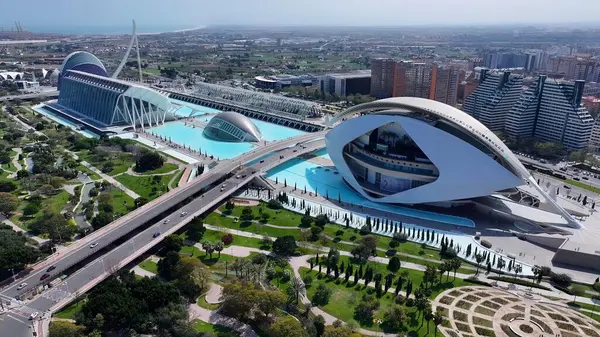 Valencia İspanya 'nın sanat ve bilim şehri. Şehir Skyline Modern ve Geleneksel Mimariyi Gösteriyor. Metropolitan Manzara Gökdelenleri. Güzel. Metropolitan Şehir. Valencia İspanya.