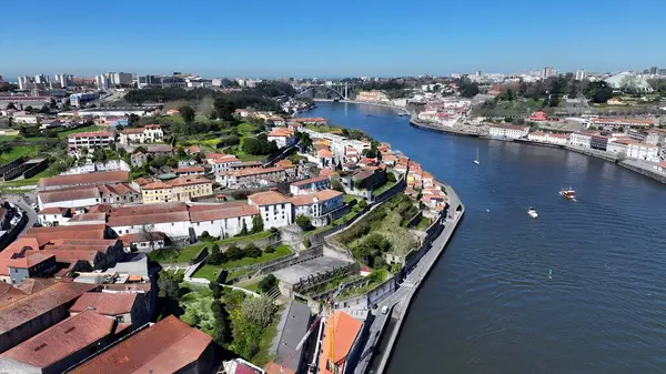 Gaia Rıhtımı Porto Bölgesi Portekiz. Bereketli bir tropikal sahil manzarasının nefes kesici görüntüsü. Cennet Peyzajı Gezgin Şehveti. Cennet Sahili. Gaia Porto Bölgesi.