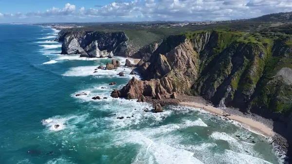 Lizbon 'un Sintra bölgesindeki Roca Burnu. Büyüleyici Tropikal Sahne Sahnesi Yukarıdan Görünüyor. Horizon Sahili Denizi kıyısında. Shore Seaside Panning Wide 'da. Lizbon Sintra Bölgesi.