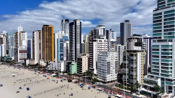 Balnear io Camboriu 'daki Atlantica Bulvarı Santa Catarina Brezilya. Yüksek katlı binaların ve şehir yaşamını gösteren trafik gösterilerinin havadan görüntüsü. Şehir Gökyüzü Arkaplanı Kentsel. Şehir merkezinin yukarısında..