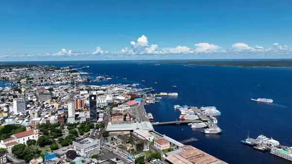 Manaus Amazonas Brezilya 'daki Manaus Limanı. Turistler Tropikal Su Sahnesinde Tekne Gezisinin keyfini çıkarıyorlar. Sahil Gökyüzü Sahil Kıyısı Yaz Zamanı. Deniz kenarındaki panoramik. Manaus Amazonas.