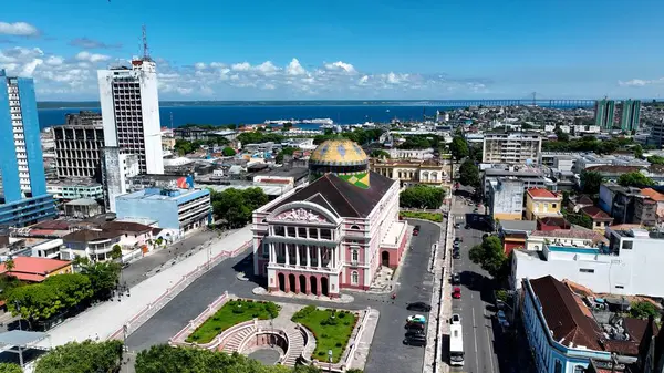 Amazon Tiyatrosu Manaus Amazonas Brezilya 'da. Şehrin canlı semtindeki ünlü binanın kuş bakışı görüntüsü. Şehir Gökyüzü Arkaplanı Kentsel. Açık Arkaplan Panoramik Şehir. Manaus Amazonas.
