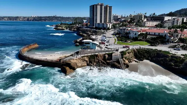 San Diego, Kaliforniya 'daki La Jolla Plajı. Bereketli bir tropikal sahil manzarasının nefes kesici görüntüsü. Altyapı Skyline Gökdelenleri çarpıcı. Altyapı Mimarlık Şirketi.