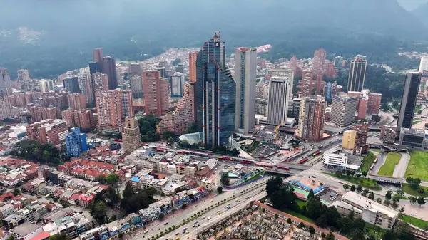 Bogota Cundinamarca Kolombiya 'daki Finans Merkezi. Gökdelenleri Şehir Merkezi Şehir Yaşamını Yansıtıyor. Metropol Manzarası Panoramik Şehir Manzarası Güzel. Kentsel Panoramik Şehir Görünümü.