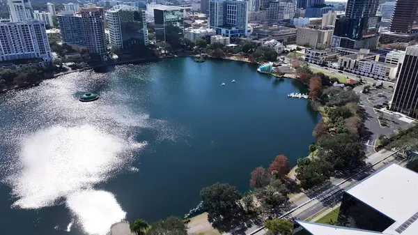 Orlando şehir merkezi, Orlando Florida Birleşik Devletleri. Şehir Skyline Modern ve Geleneksel Mimariyi Gösteriyor. İş Bulutları Gökyüzü Şehir Merkezi. Panoramik Şehir. Orlando Florida.