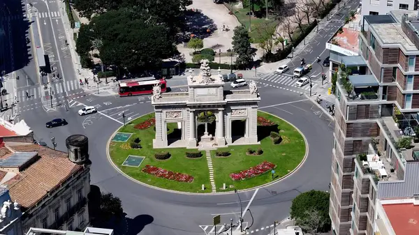 Valencia Valence Community İspanya Deniz Kapısı. Yukarıdan canlı bir şehrin telaş ve koşuşturmasını yakalamak. Şehir merkezindeki iş dünyası. Şehir merkezinin dışı Geniş Panning.