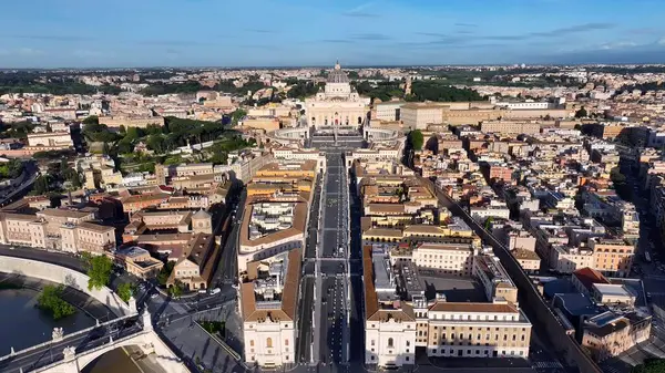 Vatikan Roma 'da İtalya Vatikan' da. Şehrin ünlü bölgesindeki ortaçağ binasının kuş bakışı görüntüsü. İnşaat Manzarası Panoramik Şehir Görünümü Meşgul. Panoramik Şehir Manzarası. Roma İtalya.