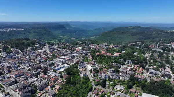 Gramado Rio Grande Do Sul Brazil 'de Gramado Skyline. Şehir merkezinin modern binalarla dolup taşması. Şehir Bulutları Gökyüzü Arkaplanı Şehir. Şehir dışındaki ünlü. Gramado Rio Grande do Sul.