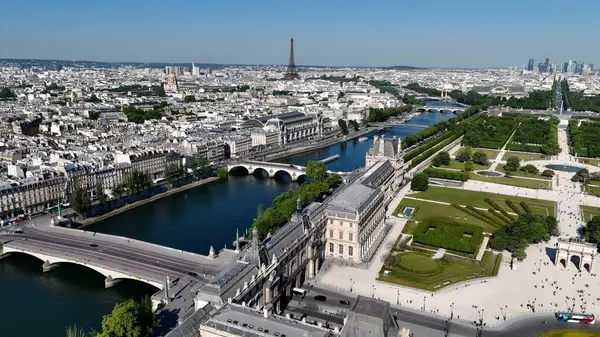 Paris 'teki Paris Skyline De France. Şehir merkezindeki Landmark Ortaçağ binasının havadan görünüşü. İş Bulutları Gökyüzü Şehir Merkezi. Panoramik Şehir. Fransa ile Paris.