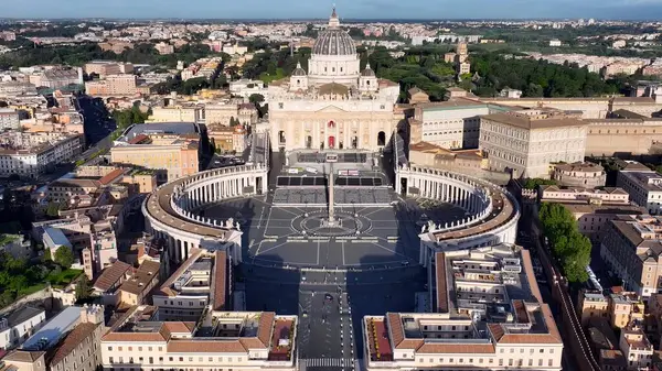 Vatikan Roma 'da İtalya Vatikan' da. Şehirdeki ünlü kilisenin nefes kesici manzarası. Sunset Sky Downtown 'da. Gün batımı Şehir Merkezi Panning Wide. Roma İtalya.