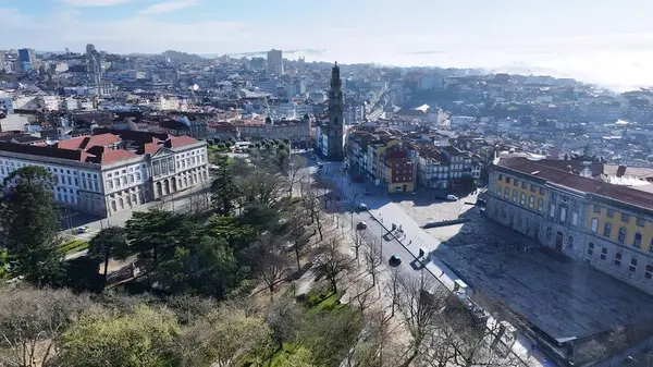 Porto Portekiz 'de Porto Skyline. Kuşlar, sokaklar ve binalarla çarpıcı şehir manzarasına bakıyor. Şehir merkezindeki iş dünyası. Şehir merkezinin dışında Panning Wide 'da. Porto Portekiz.