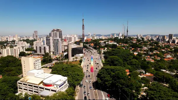 Sumare Bulvarı, Sao Paulo Brezilya Köprüsü. İnanılmaz Skysraper 'lar ve caddedeki trafik yukarıdan izleniyor. Şehir merkezindeki iş dünyası. İş geçmişleri ünlüdür. Sumare Köprüsü Sao Paulo.
