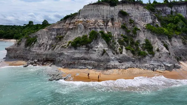 Porto Seguro Bahia Brezilya 'daki Mirror Beach. Turkuaz Okyanus Dalgaları Tropik Sahile Yavaşça Çarpıyor. Kıyı Bulutları Gökyüzü Sahil Denizi. Deniz kenarındaki panoramik. Porto Seguro Bahia.