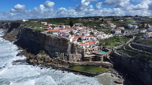 Lizbon 'un Sintra Bölgesi' nde Azenhas Mar Plajı. Kuşlar, sokaklar ve binalarla çarpıcı şehir manzarasına bakıyor. Sahil Bulutları Yaz mevsimi. Sahil Panoraması.