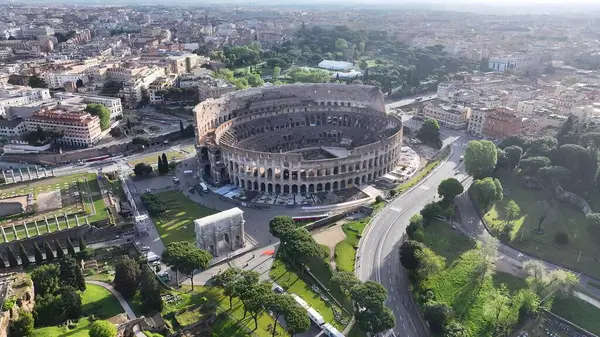 Roma 'da Günbatımı Kolezyumu Lazio İtalya. Şehir Skyline Modern ve Geleneksel Mimariyi Gösteriyor. Peyzaj Gökdelenleri İnşa Etmek İnanılmaz. Şehir Endüstri Şirketi. Roma Lazio.