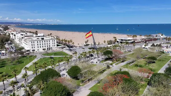 Valencia Valence Community İspanya 'da Valencia Skyline. Şehir Skyline Modern ve Geleneksel Mimariyi Gösteriyor. Horizon Sahili Denizi kıyısında. Deniz kenarı seyahati. Valencia Valence Topluluğu.