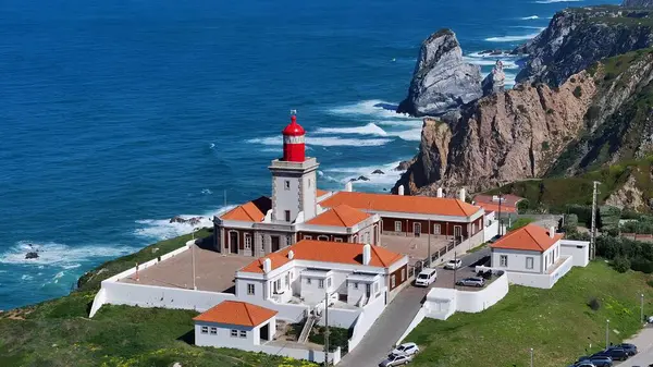 Lizbon 'un Sintra bölgesindeki Cabo Da Roca Skyline. Mavi gökyüzüne karşı ayakta duran deniz fenerinin kuş bakışı görüntüsü. Kıyı Bulutları Gökyüzü Sahil Denizi. Deniz kenarındaki panoramik. Lizbon Sintra Bölgesi.