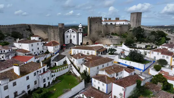 Leiria Portekiz 'in Obidos bölgesinde Obidos Skyline. Şehrin ünlü bölgesindeki ortaçağ binasının kuş bakışı görüntüsü. Şehir merkezindeki İş Gökyüzü Arkaplanı. Şehir Merkezi Panoramik Şirketi.