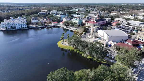 Florida 'daki Lakeside Parkı. Şehrin ünlü eğlence parkının nefes kesici hava manzarası. Endüstriyel Peyzaj Ticari Binası Güzel. Endüstriyel Şehir.
