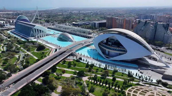 Valencia İspanya 'daki Sanat Sarayı. Geniş Şehir Yayılmasına Bakan Tarihi Gökdelen. Altyapı Skyline Panoramic City View Awesome. Altyapı Şehir Manzarası. Valencia İspanya.
