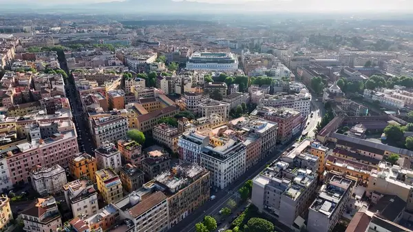 Roma 'da gökyüzü Lazio İtalya' da. Gökdelenleri Şehir Merkezi Şehir Yaşamını Yansıtıyor. Altyapı Skyline Gökdelenleri çarpıcı. Altyapı Mimarlık Şirketi. Roma Lazio.