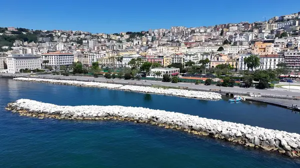 Napoli Campania İtalya 'daki Villa Comunale Parkı. Yaz tatilinde harika bir sahil manzarası olan kuş bakışı. Altyapı Skyline Gökdelenleri çarpıcı. Altyapı Mimarlık Şirketi.