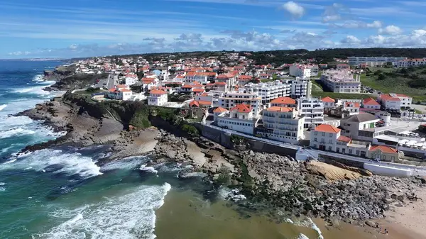 Portekiz 'in Sintra Lizbon bölgesindeki Apple Plajı. Bereketli bir tropikal sahil manzarasının nefes kesici görüntüsü. Sahil Gökyüzü Sahil Kıyısı Yaz Zamanı. Deniz kenarındaki panoramik. Sintra Lizbon Bölgesi.