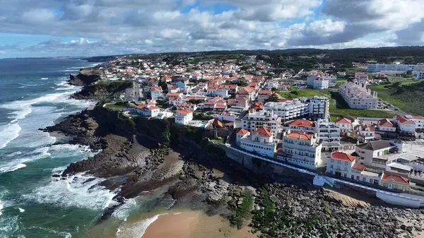 Portekiz 'in Sintra Lizbon bölgesindeki Apple Plajı. Çağdaş binalarla dolu şehir merkezinin havadan görünüşü. Issız Manzara Cenneti Vibrant. Terk edilmiş yaz zamanı. Sintra Lizbon Bölgesi.