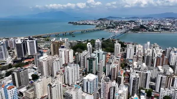 Florianopolis 'teki Florianopolis Skyline, Santa Catarina Brezilya. İnanılmaz Skysraper 'lar ve caddedeki trafik yukarıdan izleniyor. İş Bulutları Gökyüzü Şehir Merkezi. Arkaplan Ünlü.