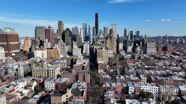 Brooklyn, New York 'ta Brooklyn Skyline. Gökdelenleri Şehir Merkezi Şehir Yaşamını Yansıtıyor. Metropol Manzarası Panoramik Şehir Manzarası Güzel. Kentsel Panoramik Şehir Görünümü.