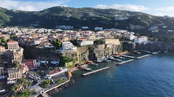 Sorrento Napoli 'deki Sorrento Plajı. Şehir Skyline Modern ve Geleneksel Mimariyi Gösteriyor. Shore Clouds Plaj Denizi. Shore Beach Sahili Sahil Hattı. Sorrento Napoli.