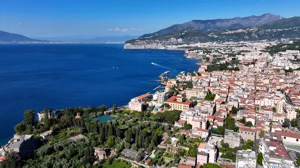 Napoli Campania İtalya 'sında Sorrento Skyline. Şehir Skyline Modern ve Geleneksel Mimariyi Gösteriyor. Cennet Adası Manzarası Minnettar Güzel. Yaz zamanı Grateful Coast. Napoli Campania.